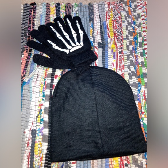 Hat & gloves - Picture 2 of 2